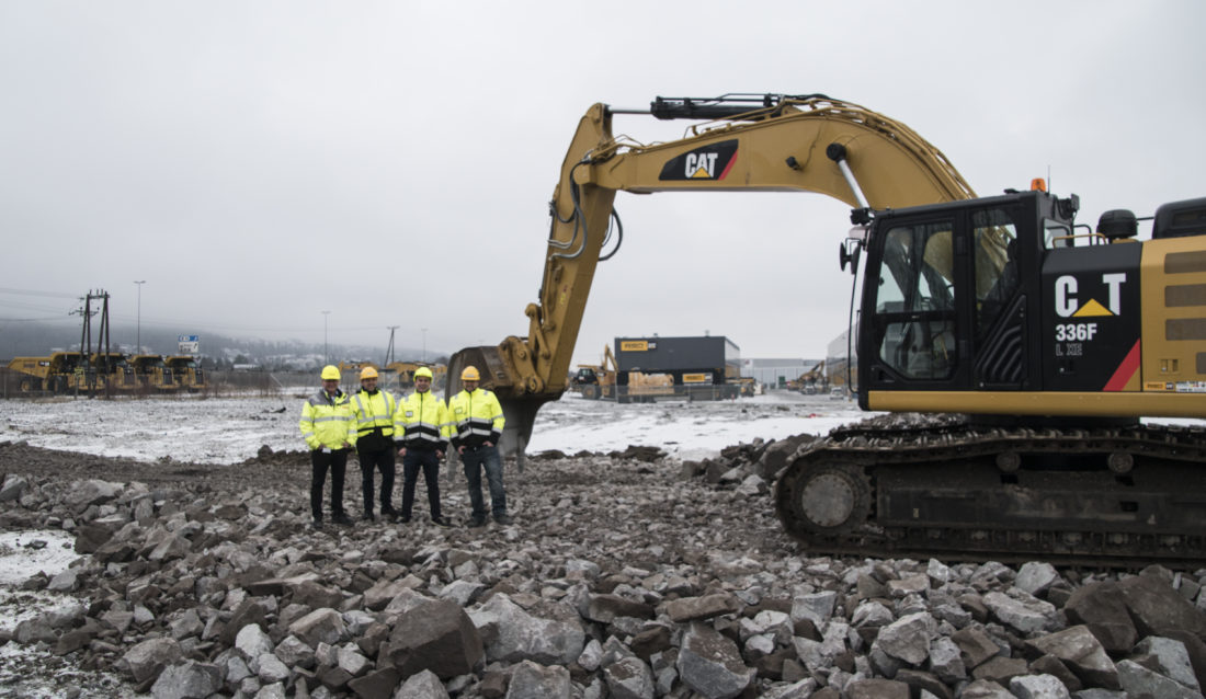 På bildet fra venstre: Erik Sollerud adm. Direktør Pon Equipment, og markedsdirektør Espen Paulseth, Andreas Walnum, teknisk sjef Pon Equipment og Tom Erik Klevengen, demofører og slitestålsekspert Pon Equipment. (Foto: