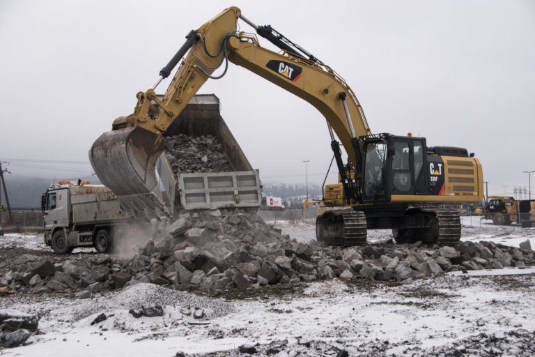 På to dager er det allerede kjørt inn 500 tonn med sprengstein og tilsvarende mengde med 20-120 kult. (Foto: Pon Equipment).