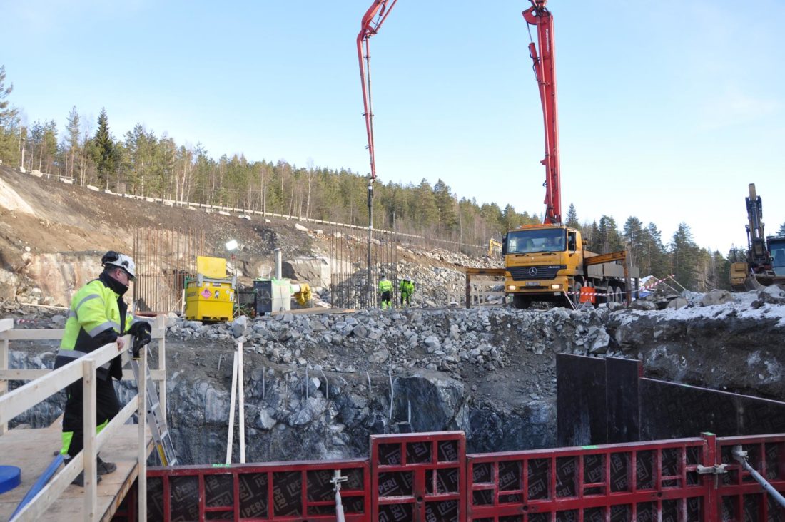 Første støp på Saggrenda bru. (Foto: Kjell Wold).