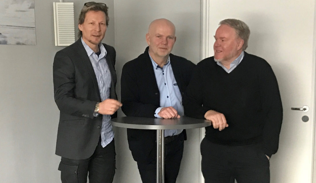 Fra venstre: Joh Einar Solhaug, ny adm. direktør i NOM Holding AS, Claus Brucker, salgsdirektør Normann Olsen Maskin AS og Petter Dancke, adm. dir. i Normann Olsen Maskin AS. (Foto: NOM Holding AS).