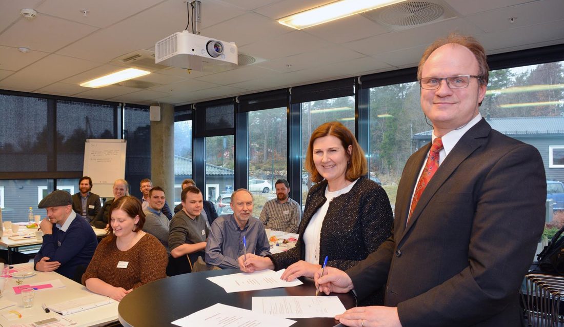 Nye Veier-sjef Ingrid Dahl Hovland (t.v.) og UiA-rektor Frank Reichert signerte samarbeidsavtale. (Foto: Tor Martin Lien, UiA).