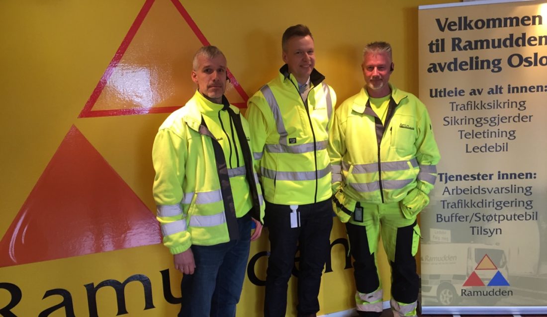Fra venstre: Erik Persson, daglig leder i Skilt og Vedlikehold, Jon Ola Stokke, adm. dir i Ramudden og Knut Persson, driftsleder i Skilt og Vedlikehold. (Foto: Ramudden