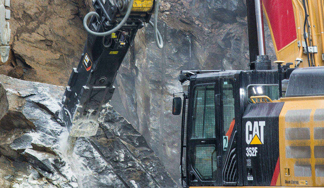 H180Es er Cats største pigghammer. Her på Park & Anlegg AS sin Cat 352F XE på Follobanen.