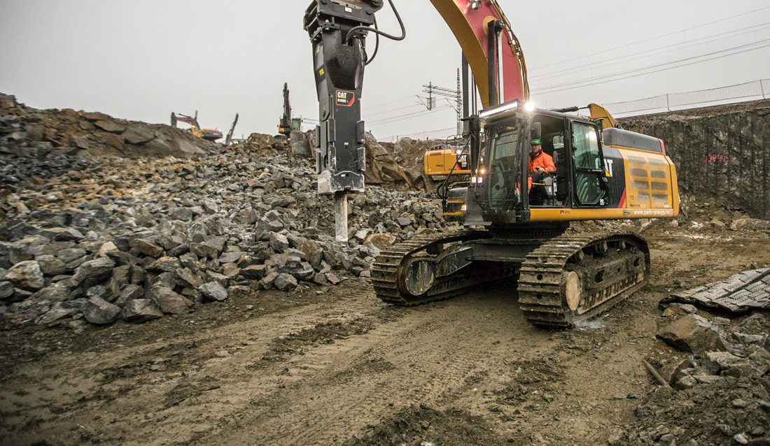 Cat 352F XE.