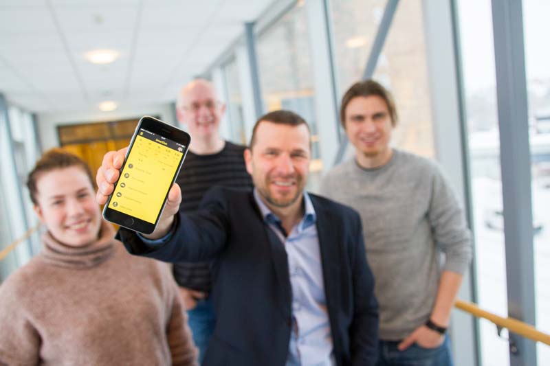 Gründeren av SmartDok, Bjørn Tore Hagberg, viser fram de nye appen, sammen med Inger Lise Orvik, Vidar Berg-Hansen og Trygve Hansen. (Foto: Lasse Sørnes).