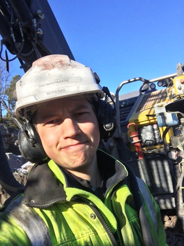 Thomas Aakre (25), boreriggoperatør hos Vestfold Fjellboring, gleder seg til å komme i gang med studiet. (Privat foto).