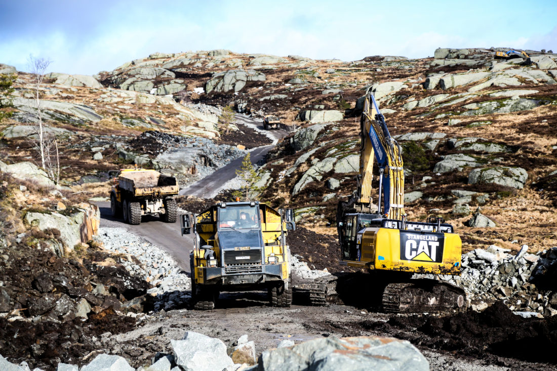 Med 1,2 millioner kubikkmeter masseforflytning og 500.000 kubikkmeter sprengning er det et voksent prosjekt, også for en stor entreprenør som Stangeland. (Foto: Runar F. Daler).