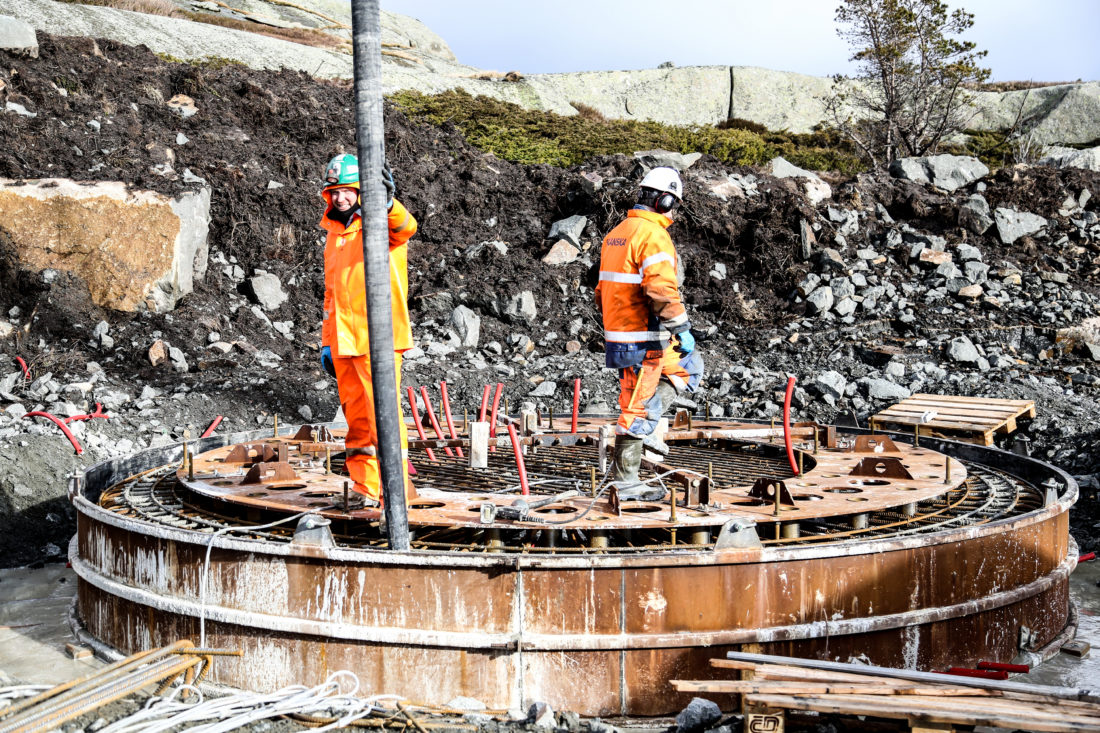 Da Anleggsmaskinen var på besøk ble betongfundament nummer 39 støpt, så det gjenstår altså 11 stykker. Ferdig støpt er det 6,2 meter i diameter med en tykkelse på ca. 80 cm. (Foto: Runar F. Daler).