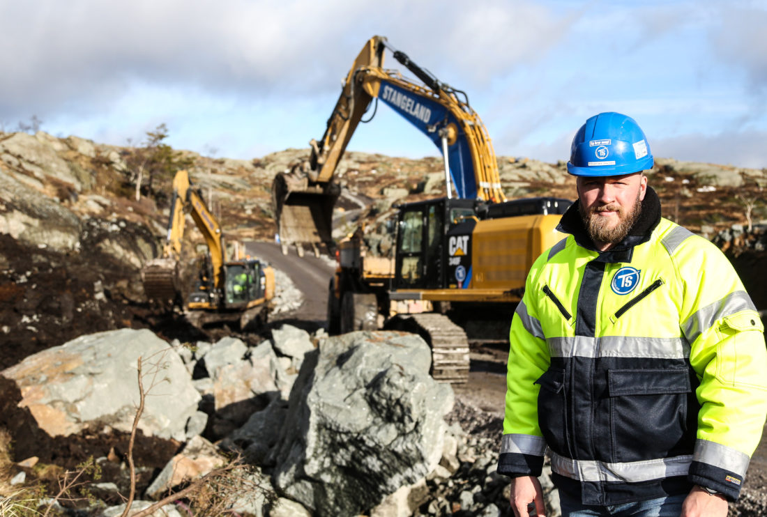 Det skal bygges ca. 40 kilometer vei på prosjektet. – Vi har bygd i overkant av én kilometer vei i uka i snitt og har ca. to kilometer igjen, forteller anleggsleder Thomas Helles. (Foto: Runar F. Daler).