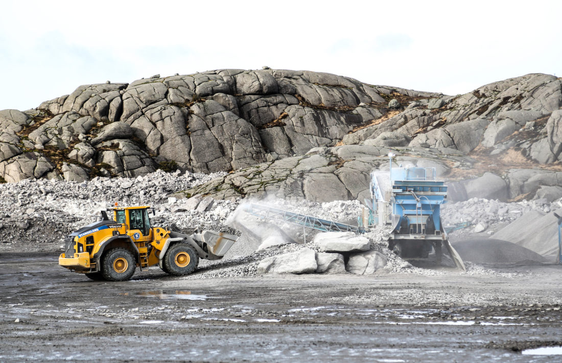 Det er to mobile knuseverk inne på området, men for å få massebalansen til å gå opp, har Stangeland fått lov å benytte seg av overskuddsmassene fra Titania-gruva. (Foto: Runar F. Daler).