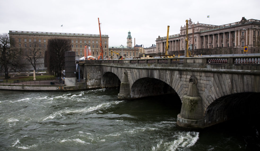 Lemminkäinen har utført jetpeling under Norrbro i Stockholm. (Foto: Lemminkäinen).