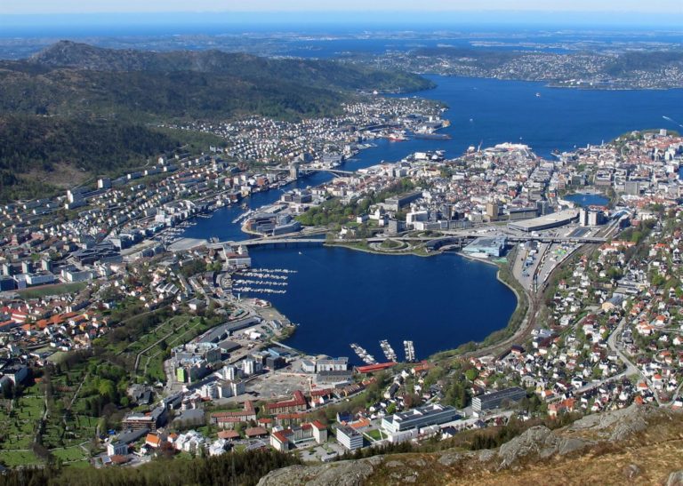 NCC skal fylle over 500 000 kubikkmeter steinmasser opp til kote -4 langs nord-østsiden av Store Lungegårdsvann. (Foto: Christine Hvidsten/Bybanen Utbygging).