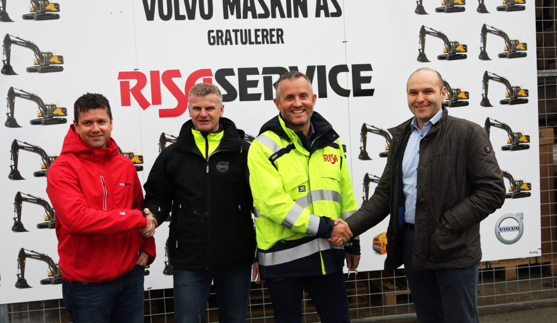 Fra venstre: Kjetil Friestad (utleiesjef Risa Service), Tor Anders Skjæveland (distriktsjef Volvo Maskin), Bjørn Risa (konsernsjef Risa) og David Kristianslund (salgsdirektør Volvo Maskin). Foto: Runar F. Daler.