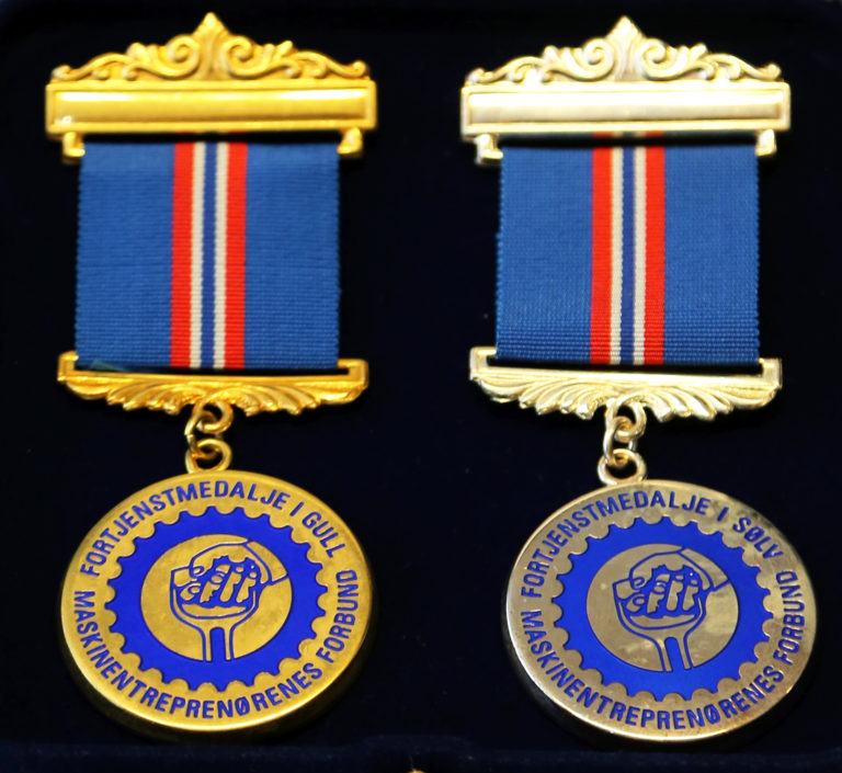 MEFs fortjenstmedalje i sølv deles ut etter 20 års ansettelse, mens man må ha vært ansatt i 30 år for å få gullmedaljen. (Foto: Runar F. Daler).