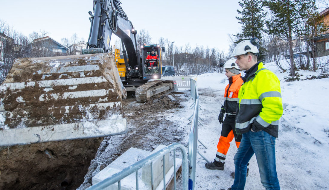 Prosjektleder Per-Einar Sandvik (nærmest) i Grav & Spreng AS konfererer med maskinfører Tony Sandmo Matheussen i Målselv Maskin & Transport AS. Maskinfører Ari Paltto i Grav & Spreng AS i hytta på Volvo-graveren. Bildet er fra en VA-jobb i Tromsø tidligere i vinter.