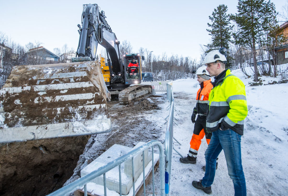 Prosjektleder Per-Einar Sandvik (nærmest) i Grav & Spreng AS konfererer med maskinfører Tony Sandmo Matheussen i Målselv Maskin & Transport AS. Maskinfører Ari Paltto i Grav & Spreng AS i hytta på Volvo-graveren. Bildet er fra en VA-jobb i Tromsø tidligere i vinter.