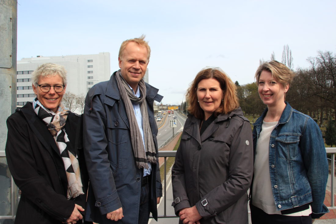 Fra venstre: HMSK-direktør Sigrid Hansen-Tangen i Nye Veier, Øivind Strømme, direktør for regionavdelingen i Skatteetaten, adm. direktør Ingrid Dahl Hovland i Nye Veier AS og Astrid Hygen Bakken, seniorskattejurist i Skatteetaten. (Foto: Nye Veier).