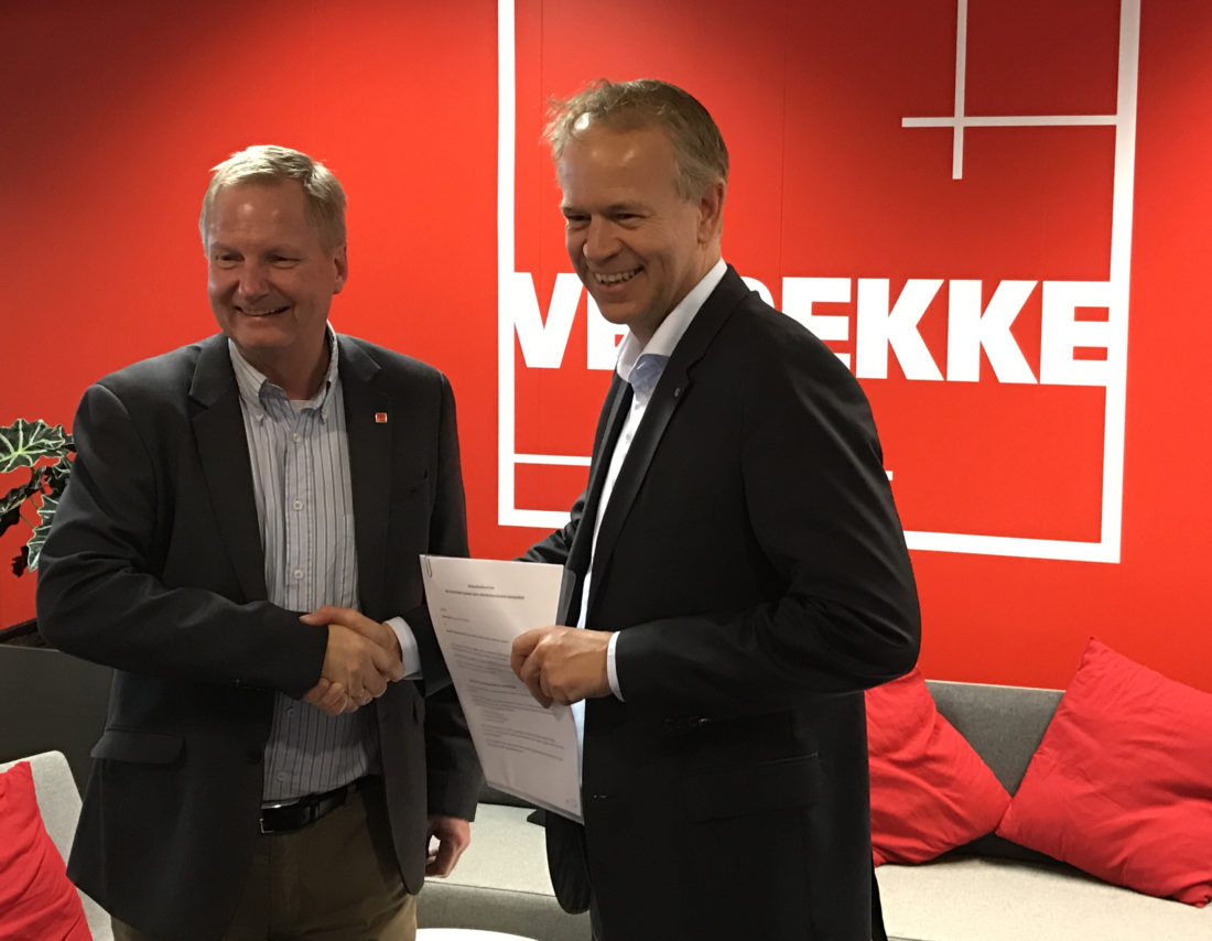 Administrerende direktør Dag Andresen (t.v.) i Veidekke Entreprenør og direktør Øivind Strømme i Skatteetaten forsterker innsatsen mot arbeidslivskriminalitet sammen. (Foto: Veidekke).