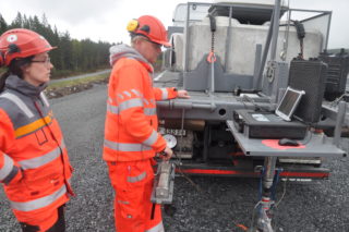 Teresa Pomares og Thomas Wefall ved måleinstrumentet på den spesialbygde bilen. (Foto: Kjell Wold/Statens vegvesen).