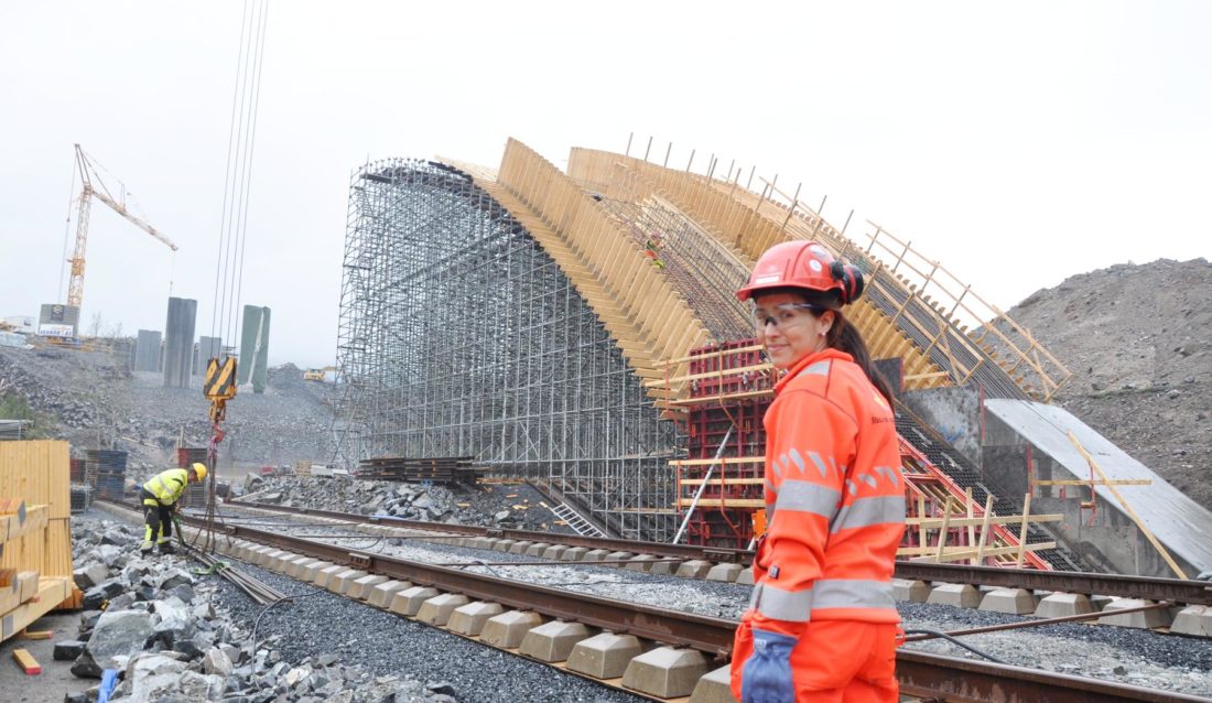 Kontrollingeniør Andrea Maldonado-Vilaplana er tilfreds med framdriften på Saggrenda bru. (Foto: Kjell Wold).