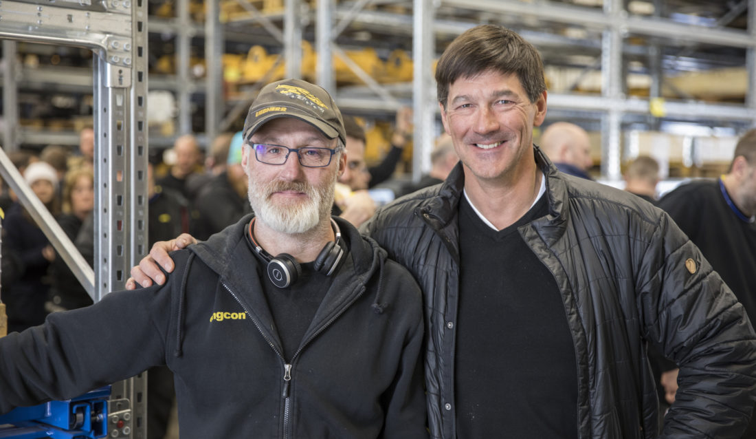 Anders Jonsson, monteringsansvarlig ved Engcons fabrikker i Strömsund, og Stig Engström, Engcons grunnlegger. (Foto: Engcon).