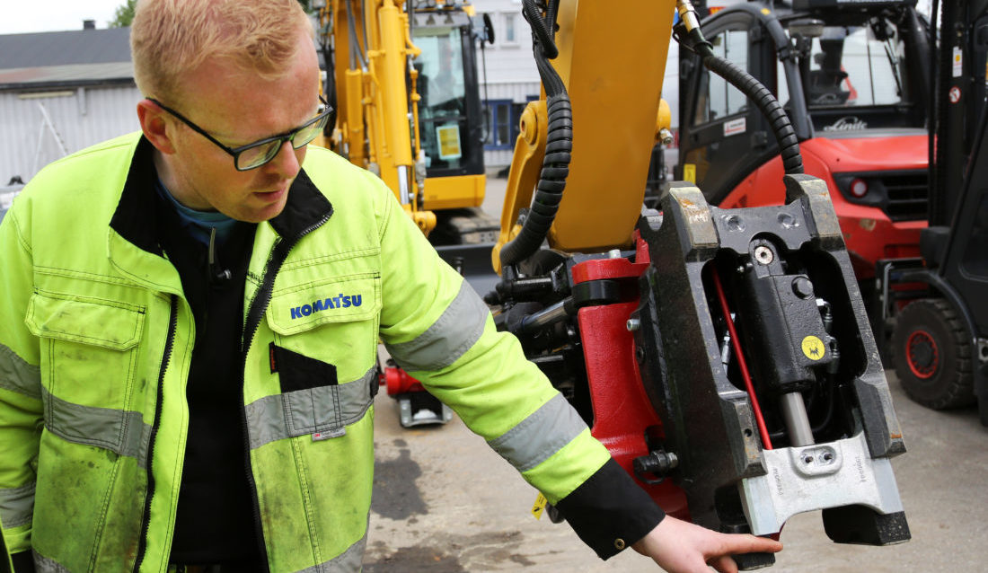 Produktingeniør i Hesselberg, Pål-Magnus Lunner, tror hovedårsaken til at skuffer faller av er at de ikke er festet ordentlig i utgangspunktet. Det essensielle er derfor at man alltid forsikrer seg om at utstyret sitter ordentlig på. Her peker han på kilen på redskapsfestet, som skal låse fast bolten. Hvis den festes på riktig måte. (Foto: Runar F. Daler).