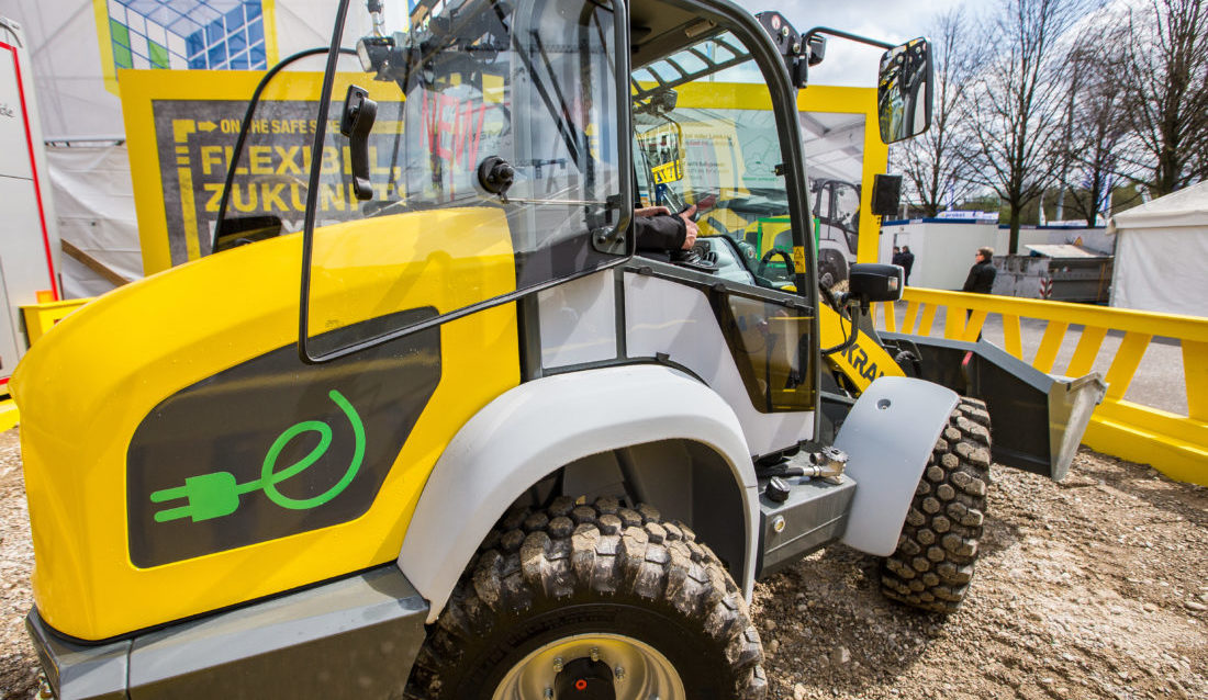 BARE Å SØKE: Den elektriske hjullasteren på fem tonn, Kramer 5055e, fikk innovasjonspris på Bauma-messen i 2016. Slike og andre nullutslippskjøretøy kan du få støtte til å kjøpe. (Foto: Jørn Søderholm).