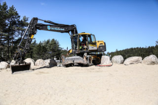 SANDSTRAND: Den nye stranden skal være ferdig før turistsesongen setter inn. 2400 kubikkmeter sand er kjørt inn fra torget i Kristiansand sentrum. (Foto: Runar F. Daler).