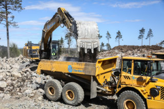 STOR JOBB: Jobben i dyreparken står i dag for mellom fem og ti prosent av Olav Martin Sørlis omsetning. Dette er fra en pågående jobb for Kristiansand kommune; etablering av et høydebasseng. (Foto: Runar F. Daler).