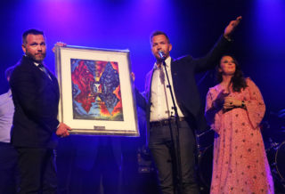 Utstillingskomiteens leder, Jonas Myhr (t.v.), overrekker premien for MEFAs beste stand til Torgeir Glørstad og Jannicke Johansen fra Volvo Maskin. (Foto: Runar F. Daler).