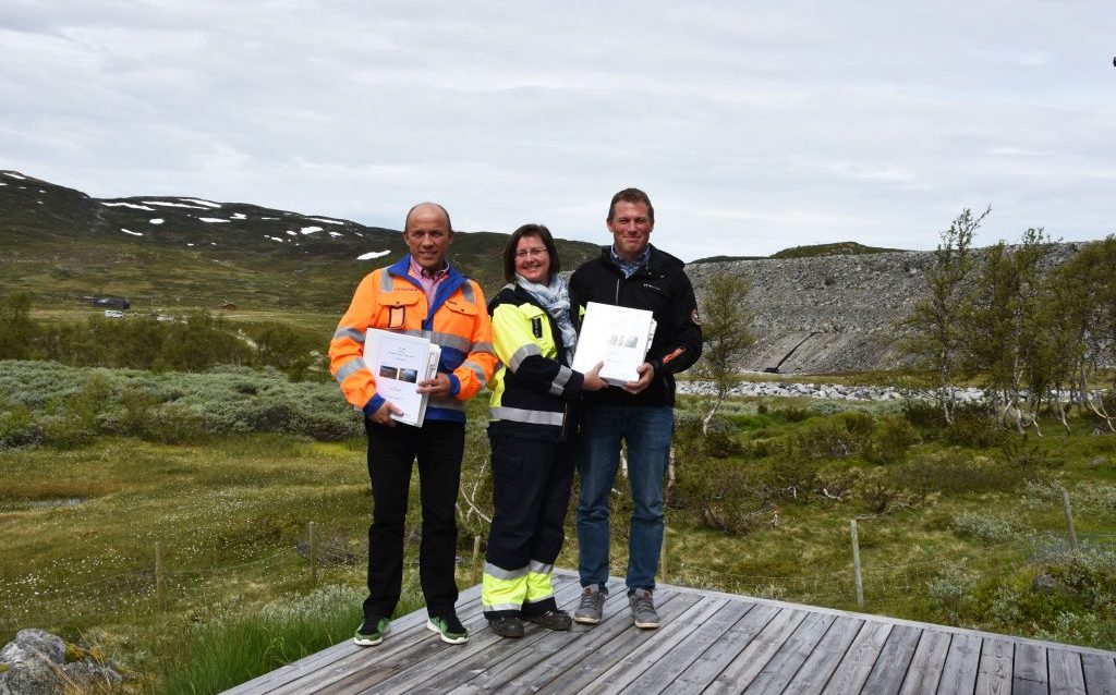 Fra kontraktsigneringen, som fant sted ved Songa dam:. Fra venstre: Oddmund Hansen (Skanska), Hilde Bakken (Statkraft) og Eirik Spilling (TT Anlegg). (Foto: Skanska).