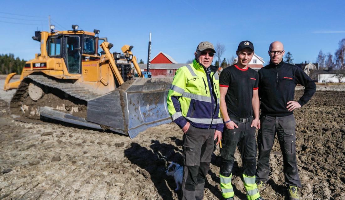 HELDIG: Tre heldige karer. Jon Eivind Lie (i midten) har fått Ola Gaupseth (t.v.) som læremester. Og Håvard Myhre har fått solid kompetanse til å drive doseren sin. (Alle foto: Jørn Søderholm)