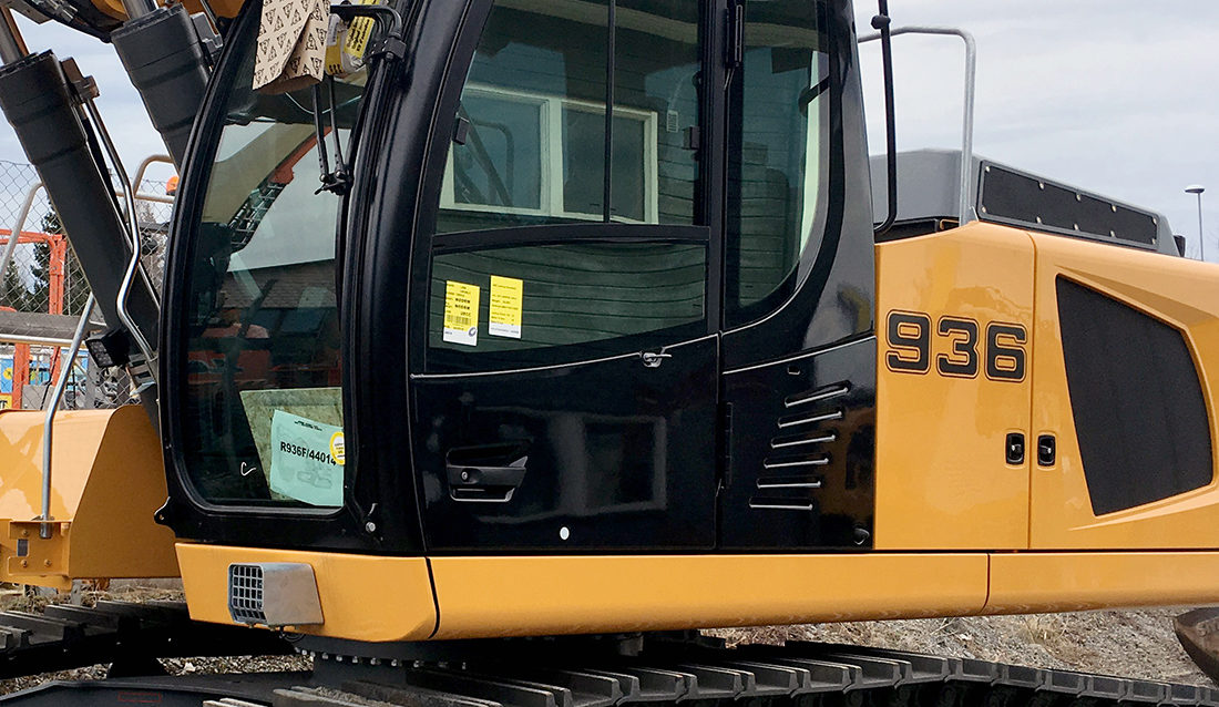 MØRK: Denne Leibherr 936 venter på boretårn før levering til kunde. Norges første med fabrikkmonterte – og godkjente – mørke vinduer. (Foto: Liebherr Norge)
