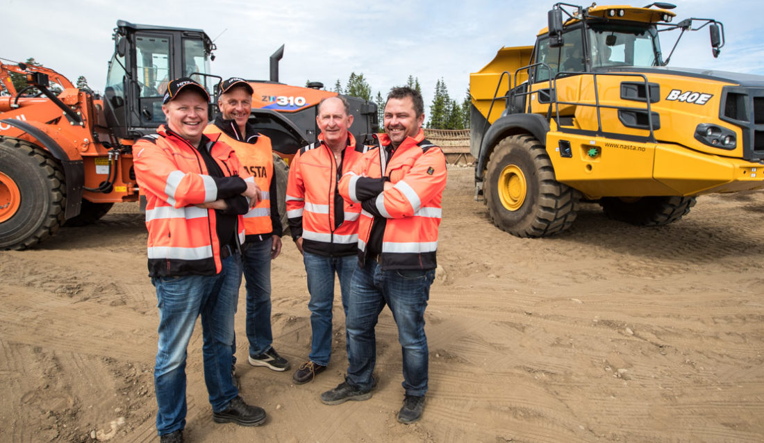 (bilde) ERFAREN GJENG: F.v. Tom Ola Bjerkestuen, Helge Myrhaug, Fred Partyka og Roar Aaserud. Her på Nastas Test & Drive på Hovinmoen.