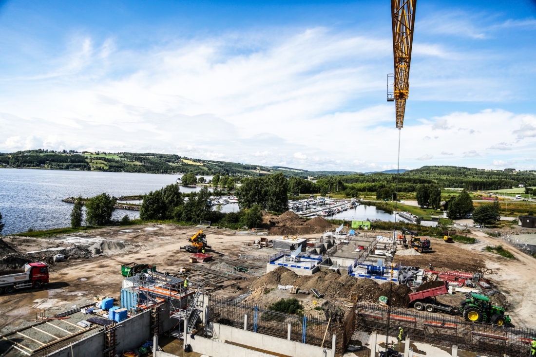 Verdens høyeste trehus blir liggende idyllisk til helt nede ved Mjøsa. (Foto: Runar F. Daler).