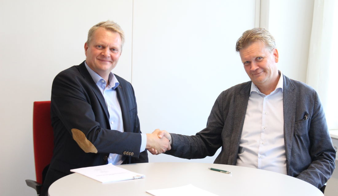 Fra venstre: Henrik Bager, daglig leder Franzefoss Pukk AS og Joar Caspersen, adm. direktør i NCC Industry. (Foto: NCC).