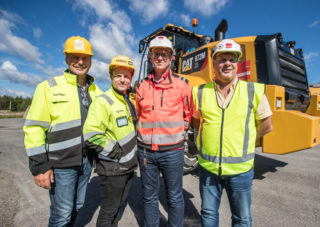 F.v. Selger Robert Hvaal og produktsjef Fredrik Sætren i Pon Equipment AS, anleggsleder Tom Marstein og distriktsleder Ole Steinsholt i Veidekke. 