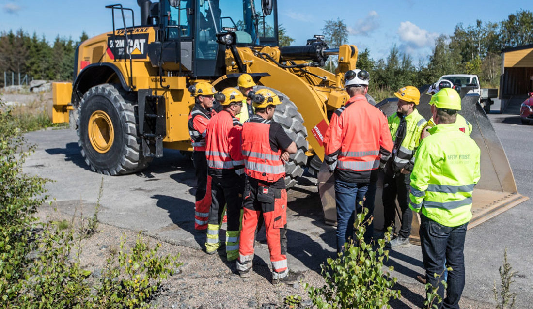 Fredrik Sætren orienterer en gruppe Veidekke-ansatte om den nye hjullasteren Cat 972M XE.