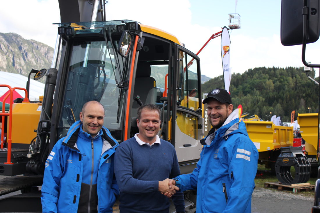 Håkon Beheim i Kjeldaas AS (i midten) gratuleres av distriktssjef Nils Kristian Hjelmtvedt (til høyre) og en like fornøyd David Kristianslund (til venstre). (Foto: Volvo Maskin AS).