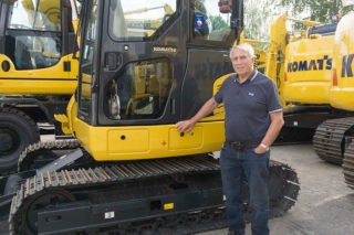 ERFAREN: Even Furuseth har solgt Komatsu i 28 år. (Foto: Hesselberg Maskin AS) 