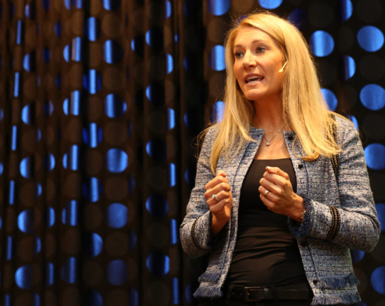 OFFENSIV: – Vi skal med stolthet kreve bedre rammebetingelser, ikke godta dårligere, slo Julie Brodtkorb fast under sin åpningstale under Loen-dagene. (Foto: Runar F. Daler).