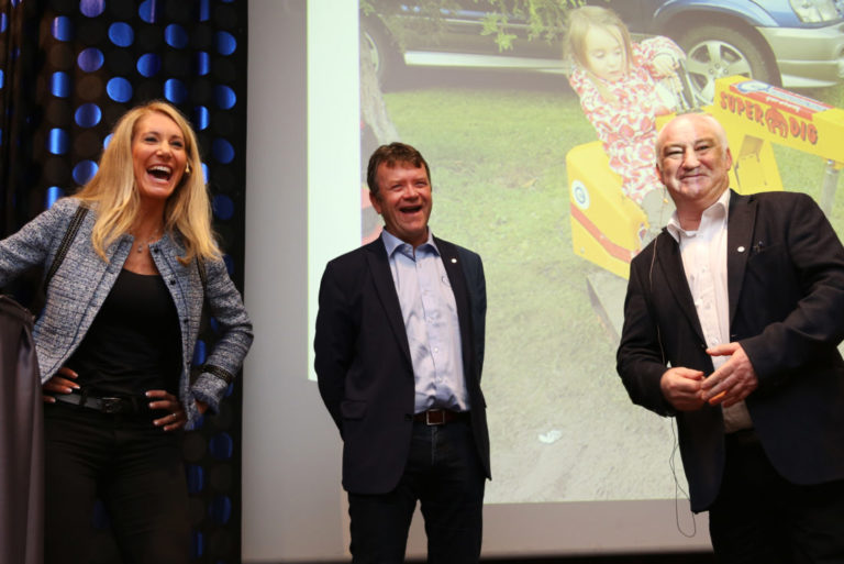 MUNTERT: MEFs nye administrerende direktør ble introdusert av hovedstyreleder Arnstein Repstad (midten) og leder for avdelingsstyret i Sogn og Fjordane, Harald Kvame. (Foto: Runar F. Daler).