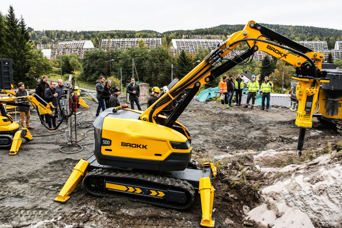 Den svenske rivningsmaskinprodusenten viste bl.a. fram Brokk 500 og hammeren SB 702 fra Atlas Copco på sin nordiske «demo tour». (Foto: Runar F. Daler).