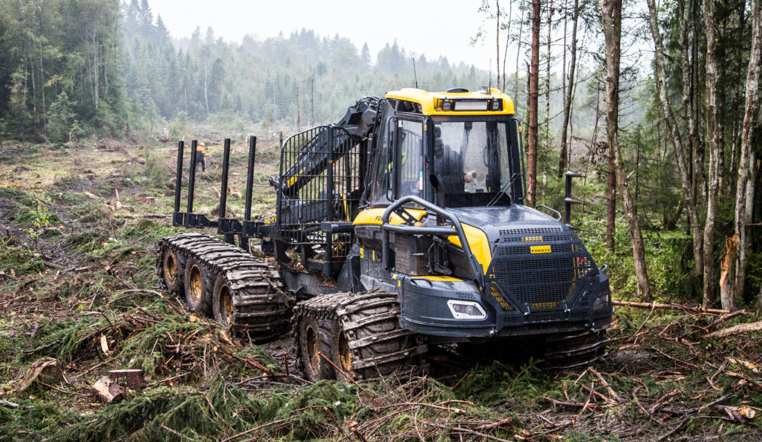 10 hjul gir vesentlig lavere marktrykk enn 8 hjul. Det kan redusere kjøreskadene i skogen. (Foto: Runar F. Daler).