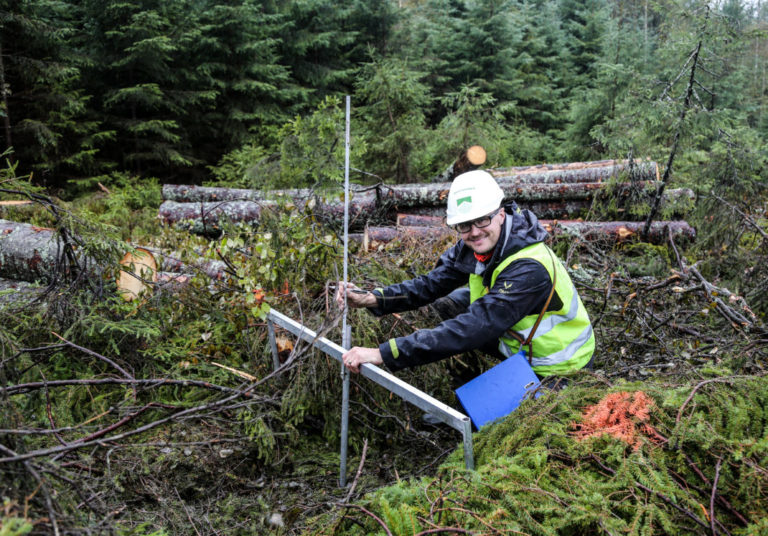 Prosjektleder fra Norskog, Øyvind Østby-Berntsen, måler hjulsporene etter hvert lass som kjøres. De endelige resultatene vil foreligge innen utgangen av året, og resultatene vil publiseres i januar 2018. (Foto: Runar F. Daler).