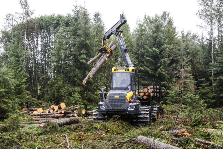 Begge lassbærerne kjører med 12 kubikk tømmer per lass, slik at forholdene skal være like. (Foto: Runar F. Daler).