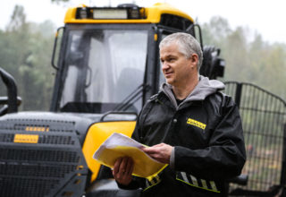 Et 100-talls slike 10-hjulinger fra Ponsse er solgt i utlandet, og da først og fremst i Finland, Sverige, Polen, Baltikum og Mellom-Europa. Daglig leder i Ponsse AS, Sigurd Skotte, tror de vil selge noen i Norge framover også. (Foto: Runar F. Daler).