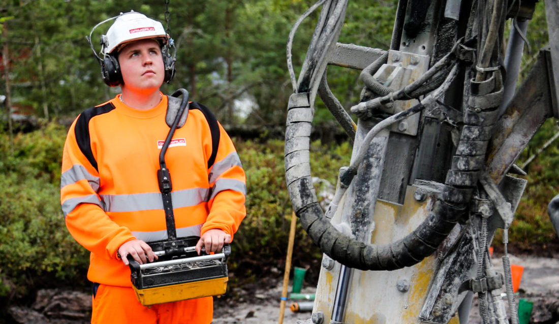 Sverre Gripstad Selnæs (21) fikk ønsket sitt oppfylt da han ble lærling i fjell- og bergverksfaget hos Leif Grimsrud AS. Boreriggen fikk han prøve allerede første dag på jobb. (Foto: Runar F. Daler).