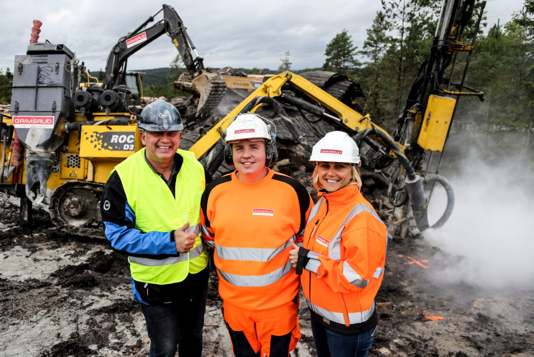 OKABs opplæringskonsulent Geir-Inge Mosling og Leif Grimsruds Line Engh støtter Sverre fra hver sin kant, både her på bildet, og gjennom hele lærlingperioden i bedriften. (Foto: Runar F. Daler).