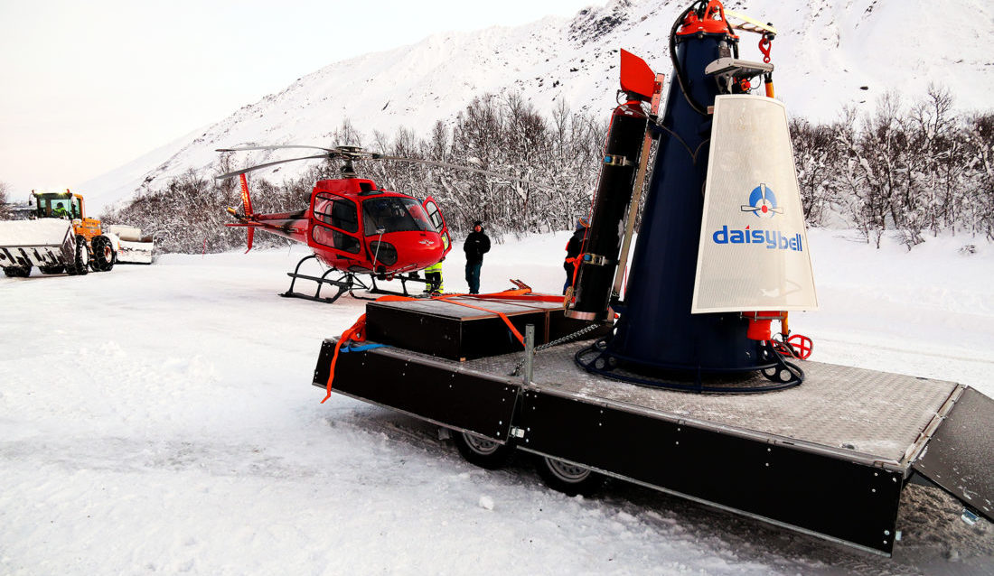 Statens vegvesen skal oftere i lufta med helikopter, for å kontrollere og løsne potensielle skred med trykkbølger fra en såkalt Daisybell-klokke. (Foto: Statens vegvesen).